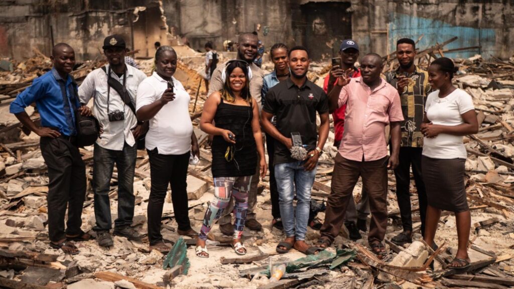Die Chicoco-Crew inmitten von Trümmern: Nach der Berichterstattung über die Zerstörung von 10 Gemeinden in Port Harcourt.