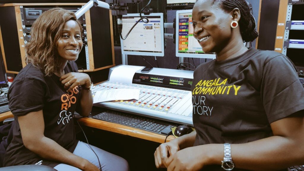Nach der Sendung: Grace Timi und die Moderatorin von Nigeria Info entspannen sich im Studio nach einer weiteren erfolgreichen wöchentlichen Ausstrahlung.